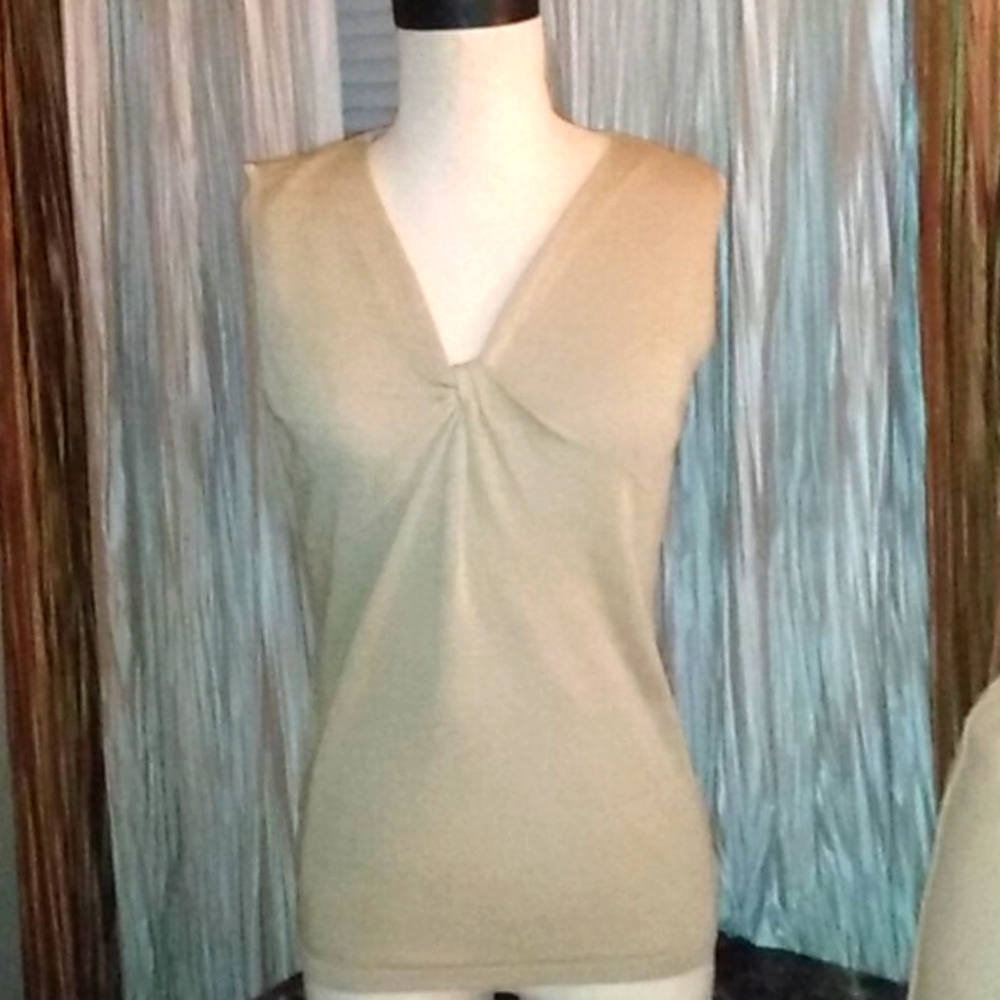 Sleeveless beige v-knot sweater